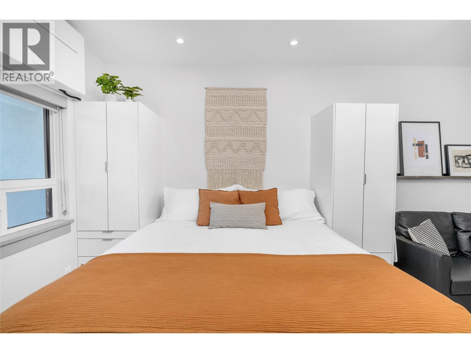 2555 Lakeshore Road Unit# 211, Vernon, BC - Indoor Photo Showing Bedroom