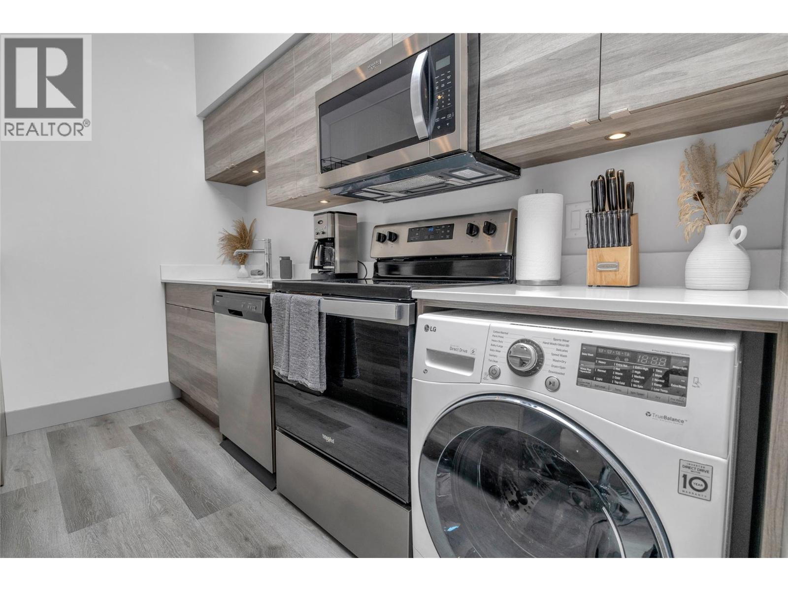 2555 Lakeshore Road Unit# 211, Vernon, BC - Indoor Photo Showing Laundry Room