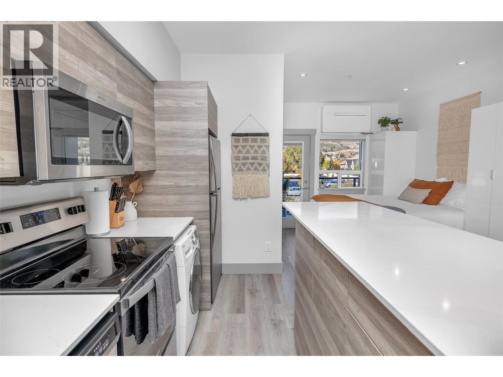 2555 Lakeshore Road Unit# 211, Vernon, BC - Indoor Photo Showing Kitchen