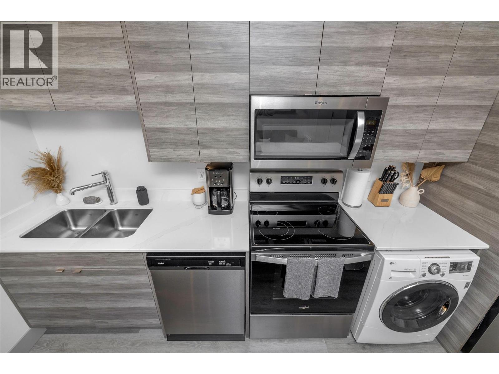 2555 Lakeshore Road Unit# 211, Vernon, BC - Indoor Photo Showing Kitchen With Double Sink