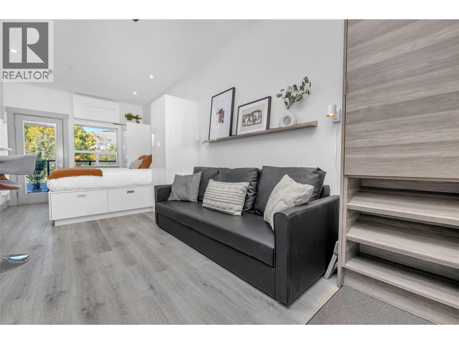 2555 Lakeshore Road Unit# 211, Vernon, BC - Indoor Photo Showing Living Room