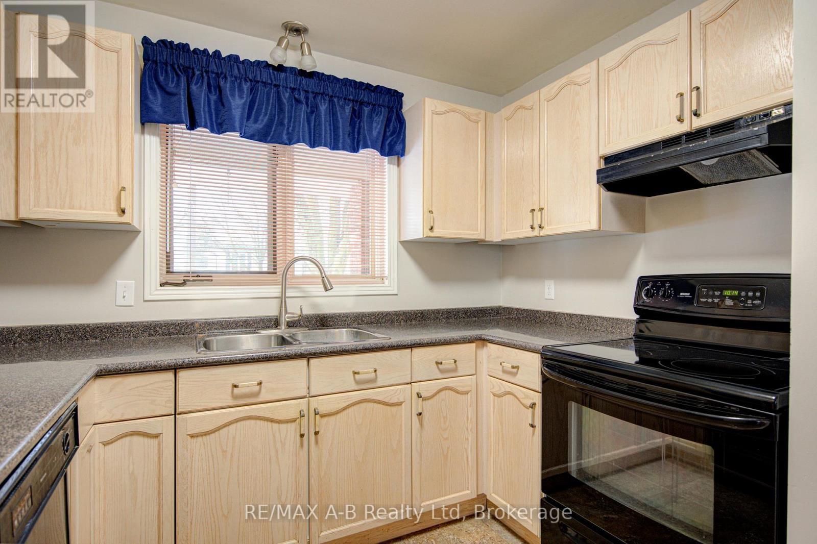 493 Hibernia Street, Stratford, ON - Indoor Photo Showing Kitchen With Double Sink