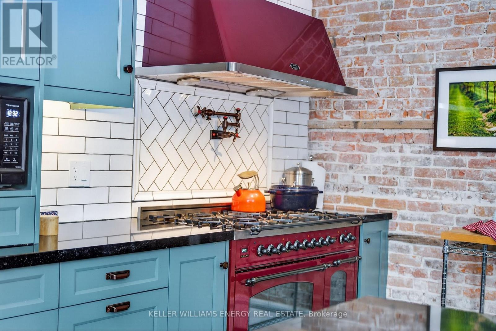 48\" Italian range - 339 Elmbrook Road, Prince Edward County (Sophiasburg Ward), ON - Indoor