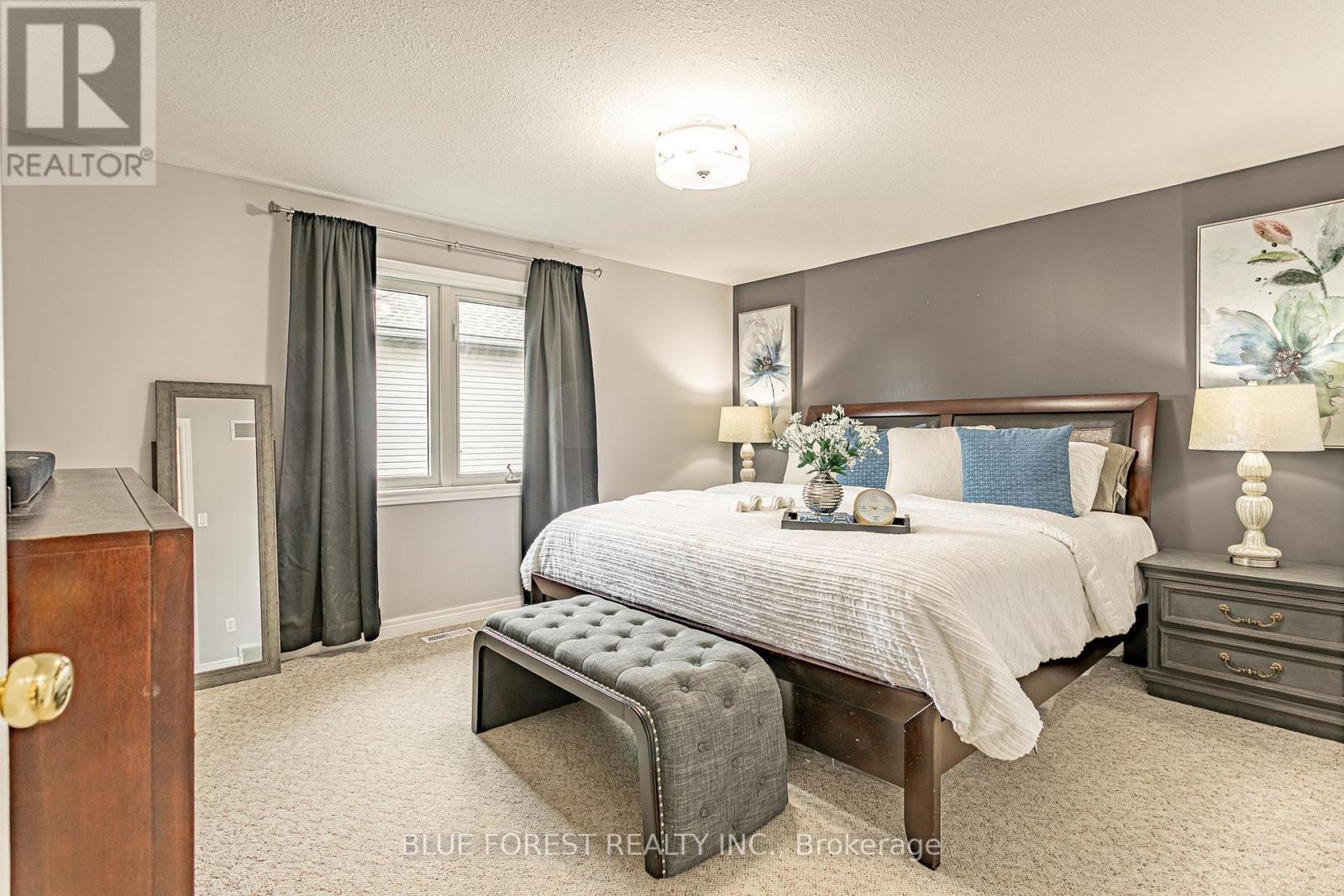 49 Parkview Drive, Thames Centre (Dorchester), ON - Indoor Photo Showing Bedroom