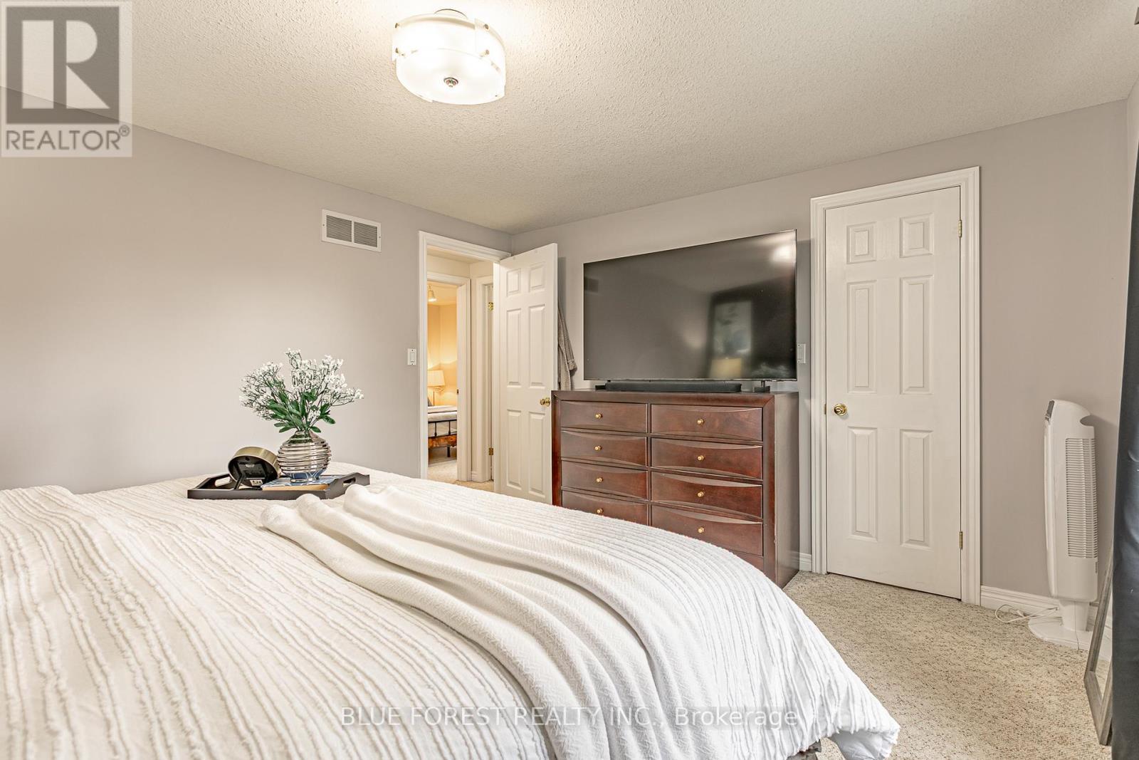 49 Parkview Drive, Thames Centre (Dorchester), ON - Indoor Photo Showing Bedroom