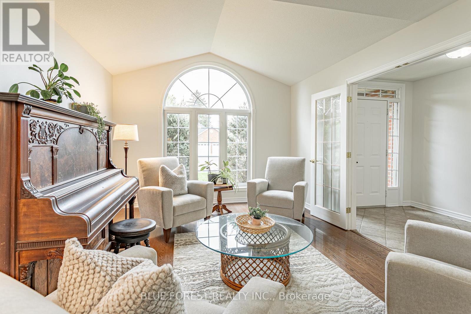 49 Parkview Drive, Thames Centre (Dorchester), ON - Indoor Photo Showing Living Room