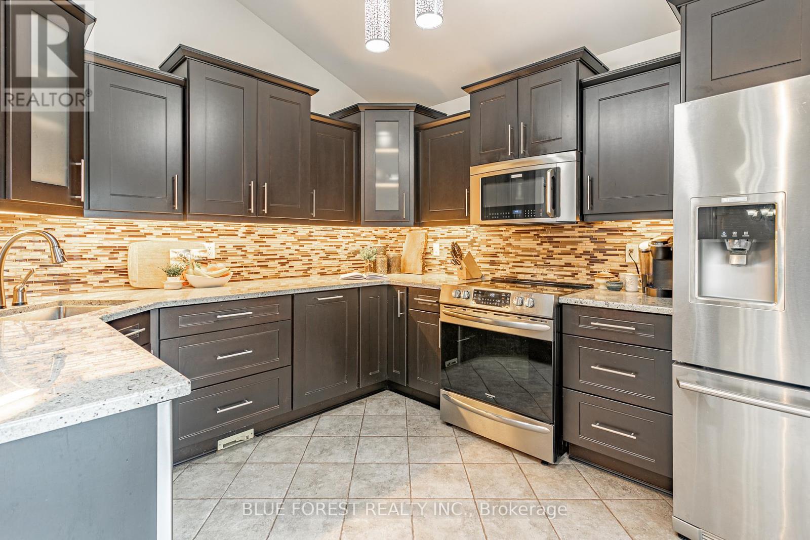 49 Parkview Drive, Thames Centre (Dorchester), ON - Indoor Photo Showing Kitchen With Upgraded Kitchen