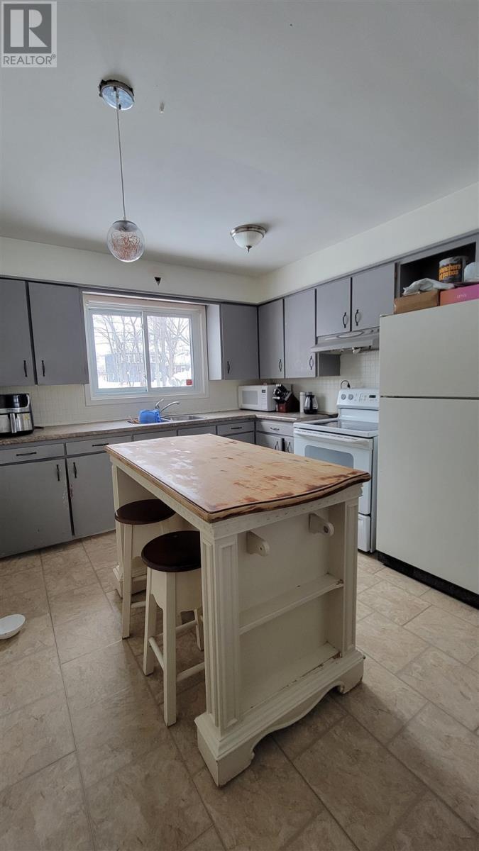 70 Kent Ave, Sault Ste. Marie, ON - Indoor Photo Showing Kitchen