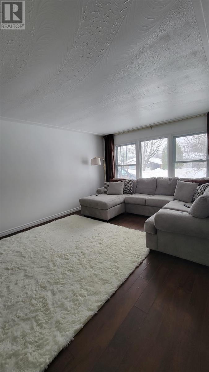 70 Kent Ave, Sault Ste. Marie, ON - Indoor Photo Showing Living Room