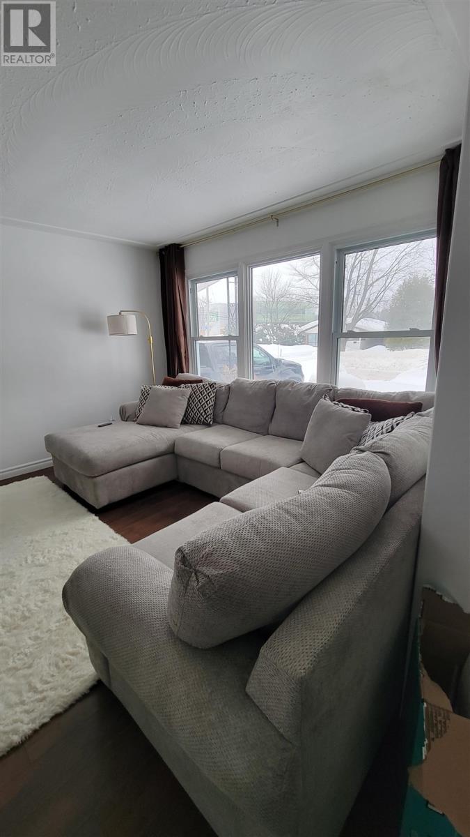 70 Kent Ave, Sault Ste. Marie, ON - Indoor Photo Showing Living Room