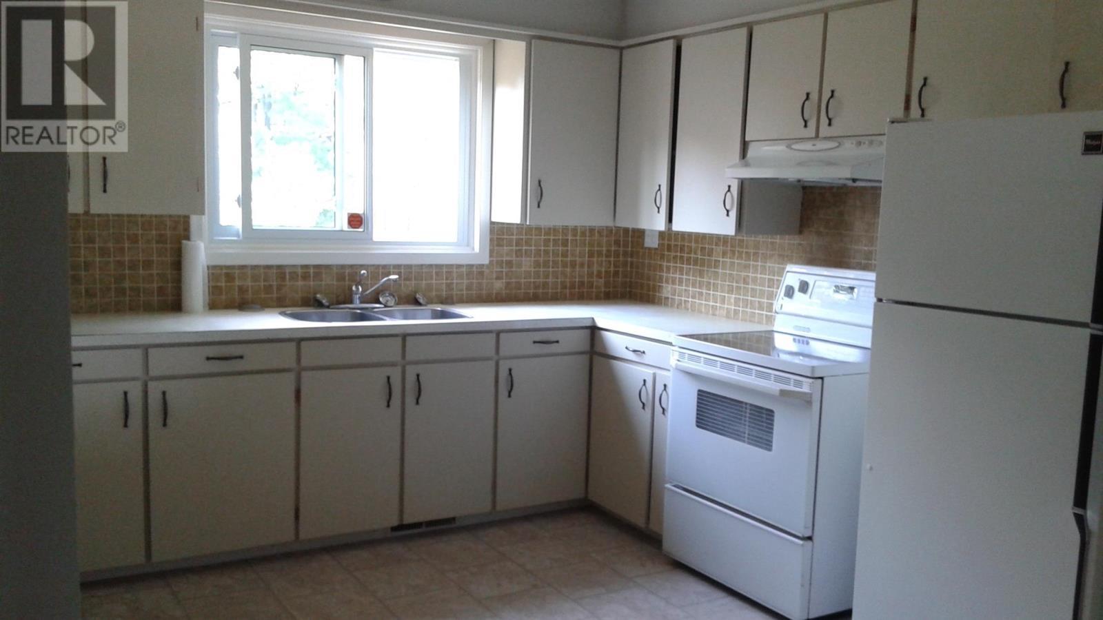 70 Kent Ave, Sault Ste. Marie, ON - Indoor Photo Showing Kitchen With Double Sink