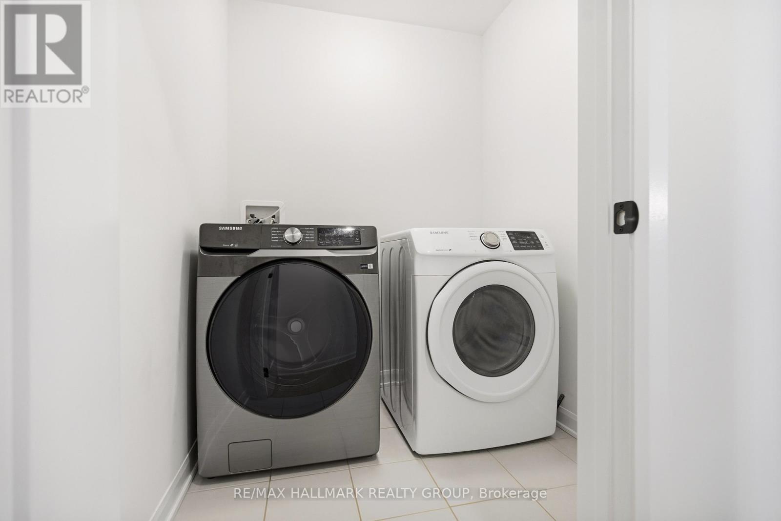 120 Lynn Coulter Street, Ottawa, ON - Indoor Photo Showing Laundry Room