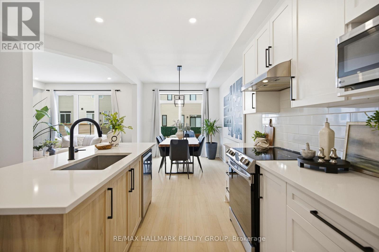 120 Lynn Coulter Street, Ottawa, ON - Indoor Photo Showing Kitchen With Upgraded Kitchen