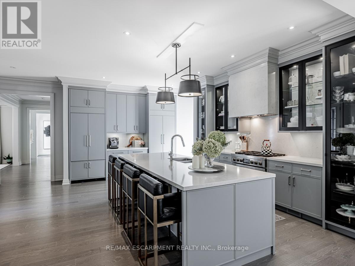 393 Maple Grove Drive, Oakville, ON - Indoor Photo Showing Kitchen With Upgraded Kitchen