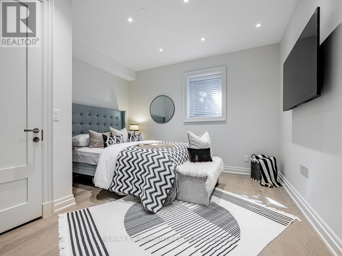 393 Maple Grove Drive, Oakville, ON - Indoor Photo Showing Bedroom