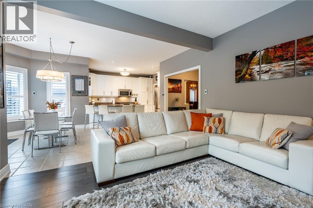 7 Volterra Court, Waterdown, ON - Indoor Photo Showing Living Room