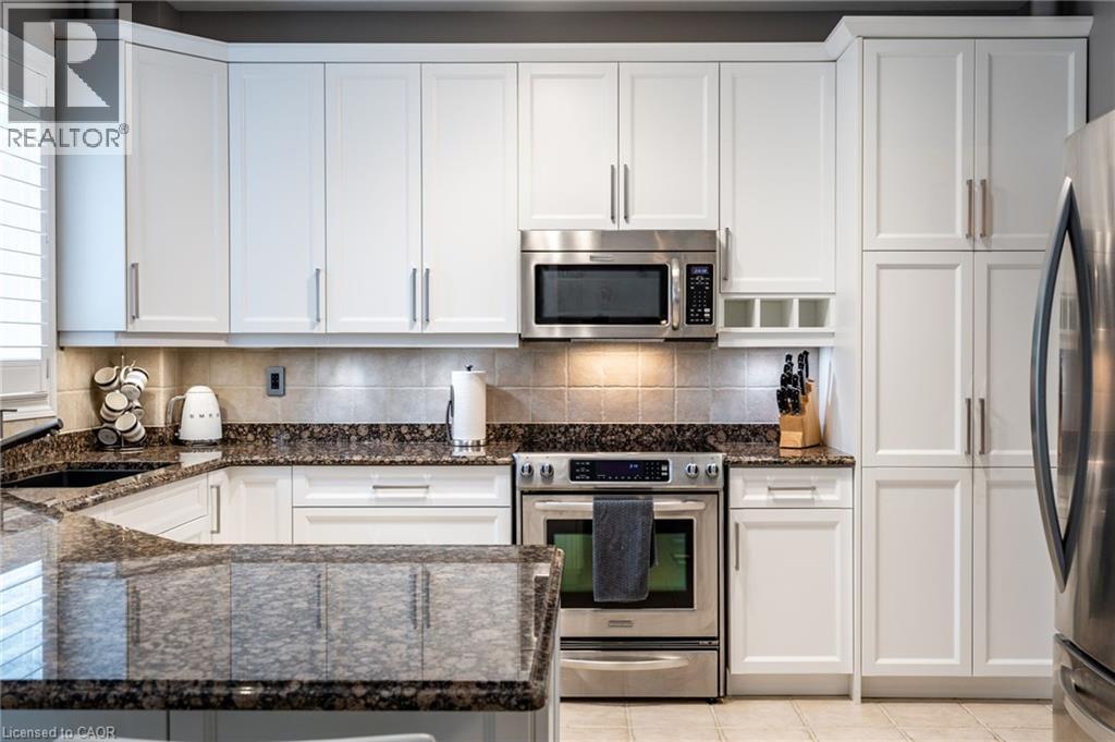 7 Volterra Court, Waterdown, ON - Indoor Photo Showing Kitchen With Upgraded Kitchen