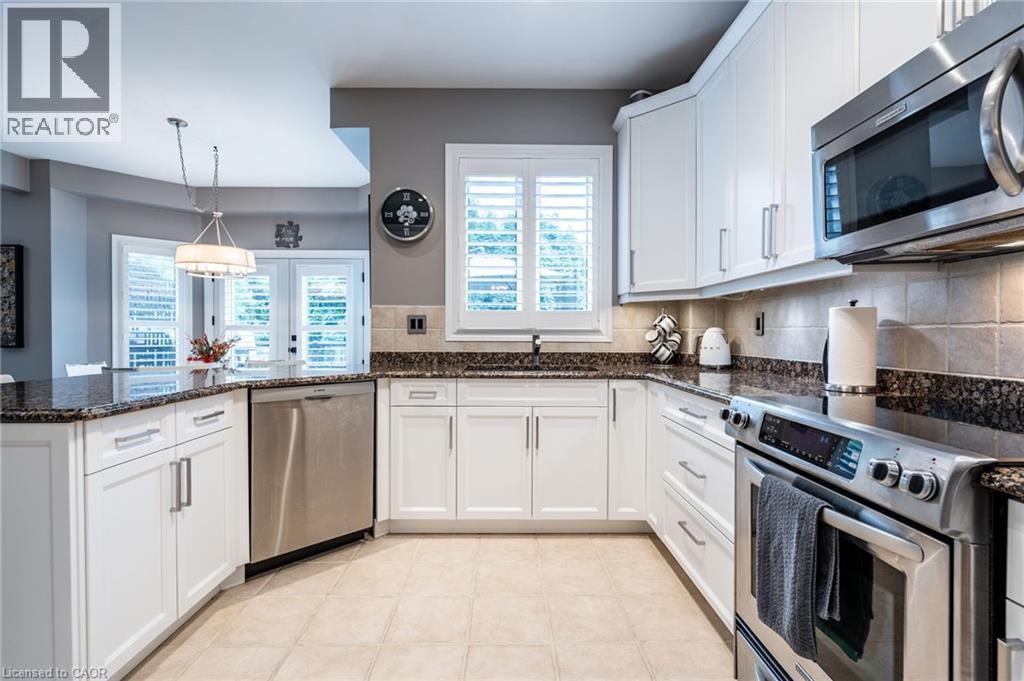 7 Volterra Court, Waterdown, ON - Indoor Photo Showing Kitchen With Upgraded Kitchen