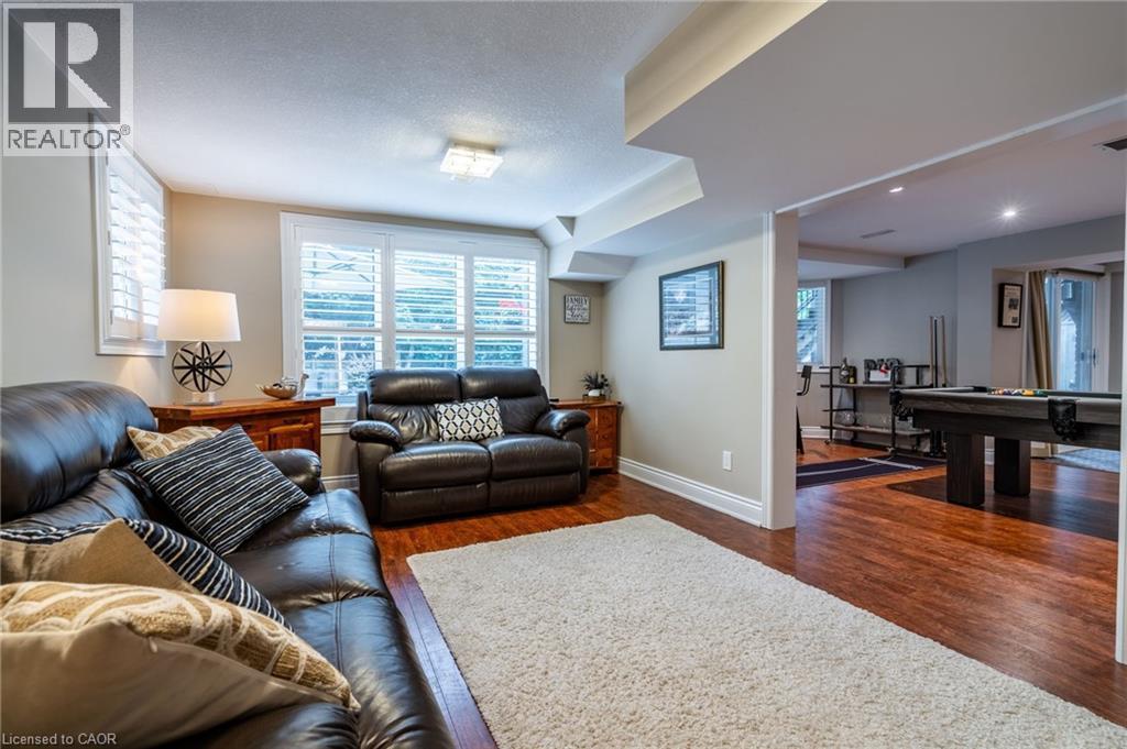 7 Volterra Court, Waterdown, ON - Indoor Photo Showing Living Room