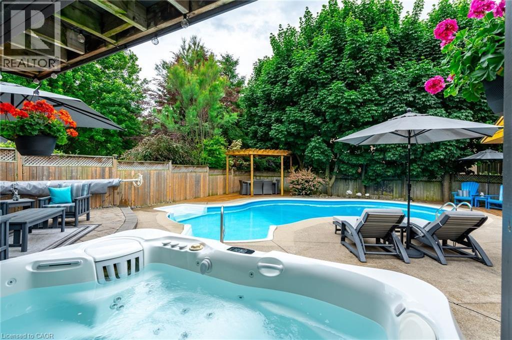 7 Volterra Court, Waterdown, ON - Outdoor With In Ground Pool With Deck Patio Veranda With Backyard