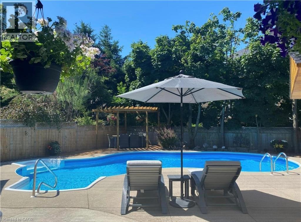 7 Volterra Court, Waterdown, ON - Outdoor With In Ground Pool With Deck Patio Veranda With Backyard