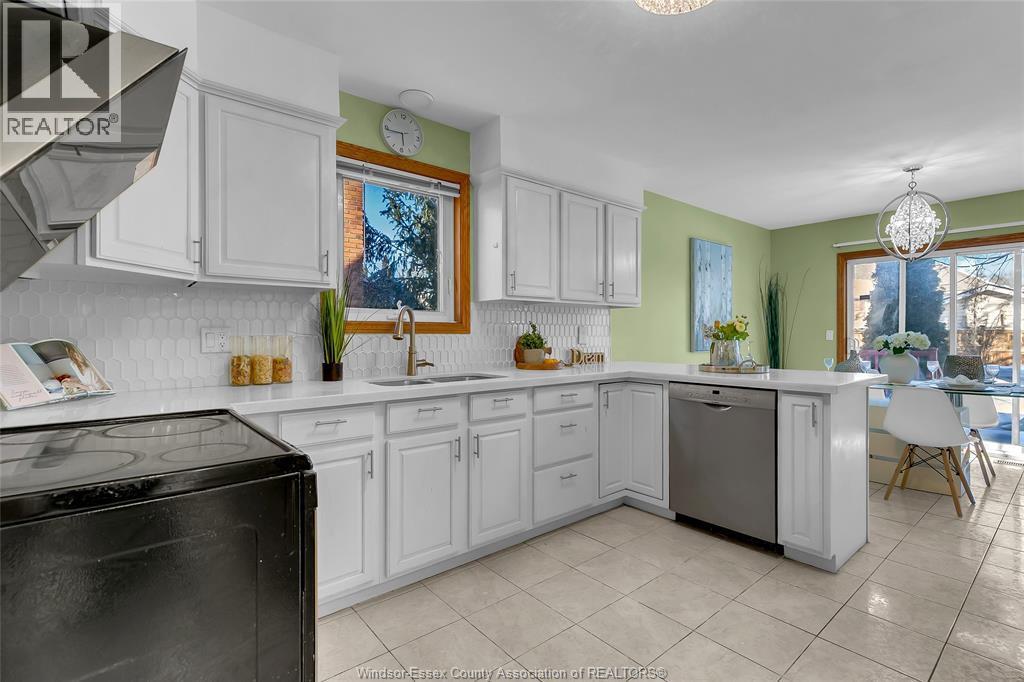 2376 Dandurand Avenue, Windsor, ON - Indoor Photo Showing Kitchen