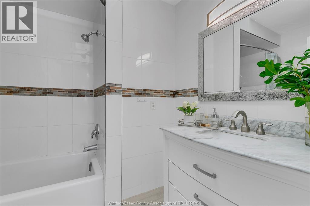 2376 Dandurand Avenue, Windsor, ON - Indoor Photo Showing Bathroom