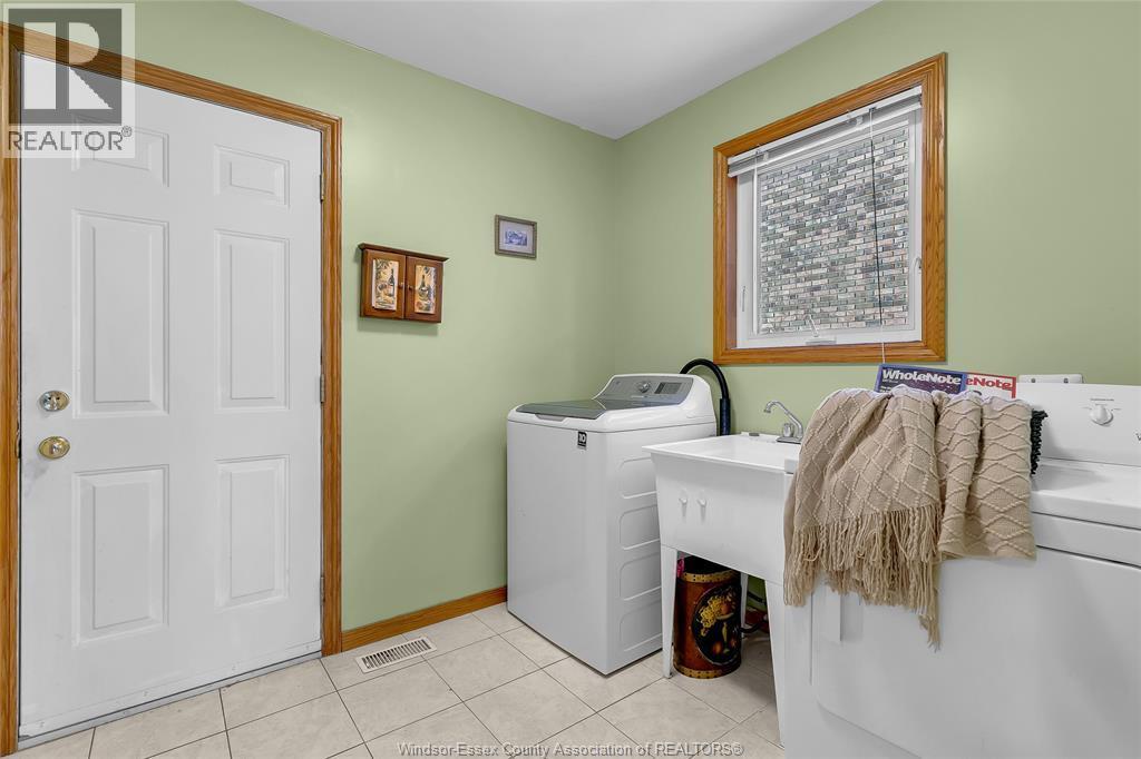 2376 Dandurand Avenue, Windsor, ON - Indoor Photo Showing Laundry Room