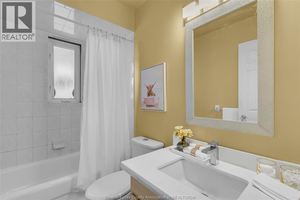 2376 Dandurand Avenue, Windsor, ON - Indoor Photo Showing Bathroom