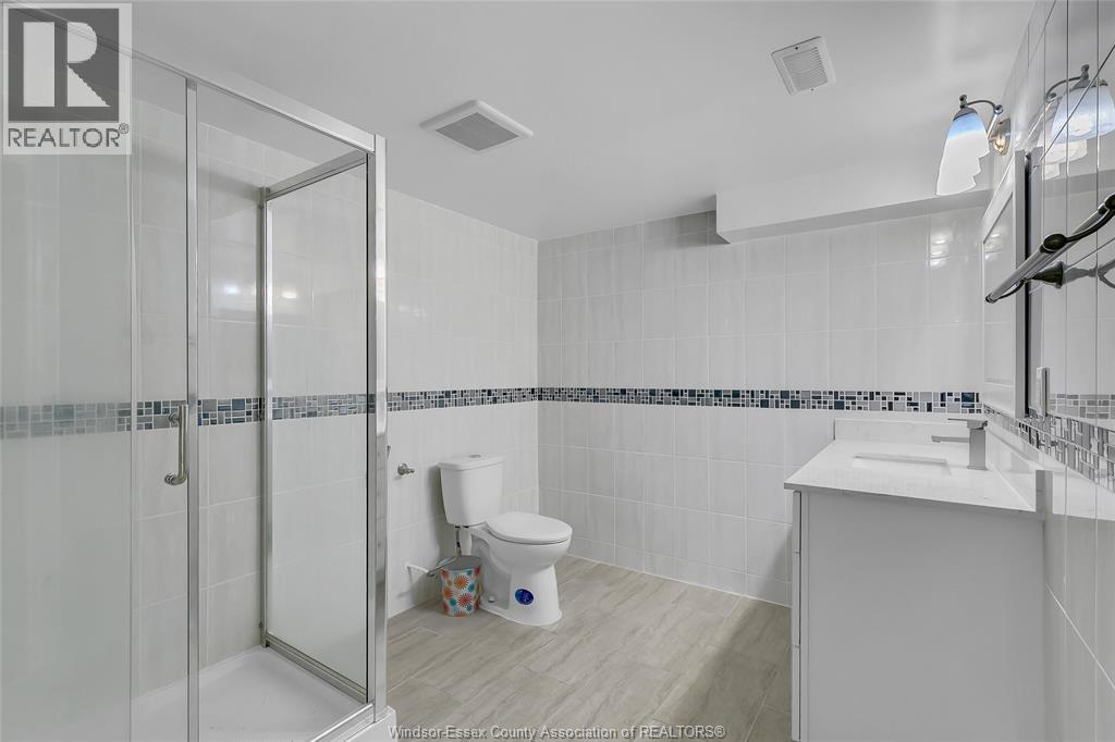 2376 Dandurand Avenue, Windsor, ON - Indoor Photo Showing Bathroom