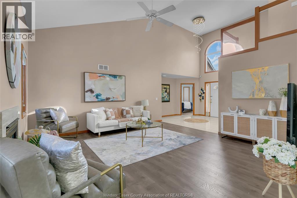 2376 Dandurand Avenue, Windsor, ON - Indoor Photo Showing Living Room