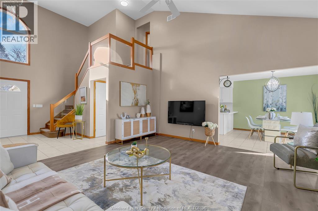 2376 Dandurand Avenue, Windsor, ON - Indoor Photo Showing Living Room