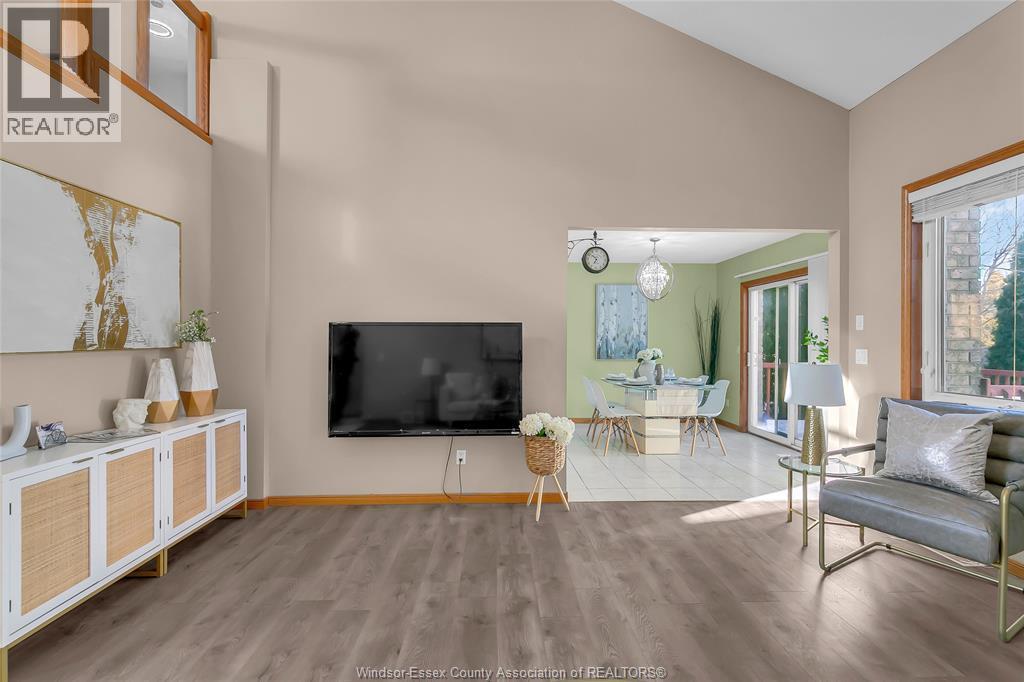 2376 Dandurand Avenue, Windsor, ON - Indoor Photo Showing Living Room