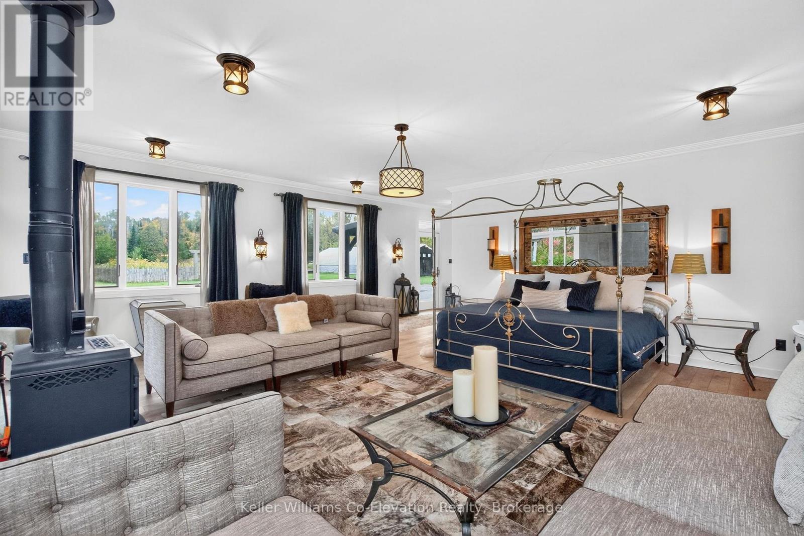 1076 Beaver Lane, Springwater, ON - Indoor Photo Showing Living Room