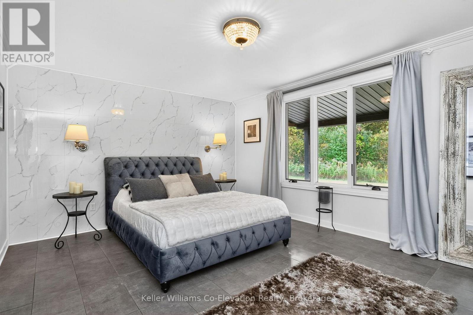 1076 Beaver Lane, Springwater, ON - Indoor Photo Showing Bedroom