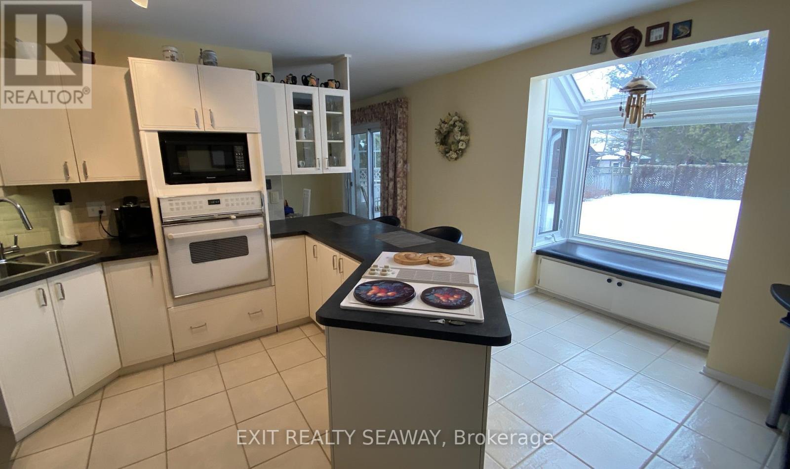 Kitchen with Peninsula Breakfast Bar - 1638 Blakely Drive, Cornwall, ON - Indoor Photo Showing Kitchen