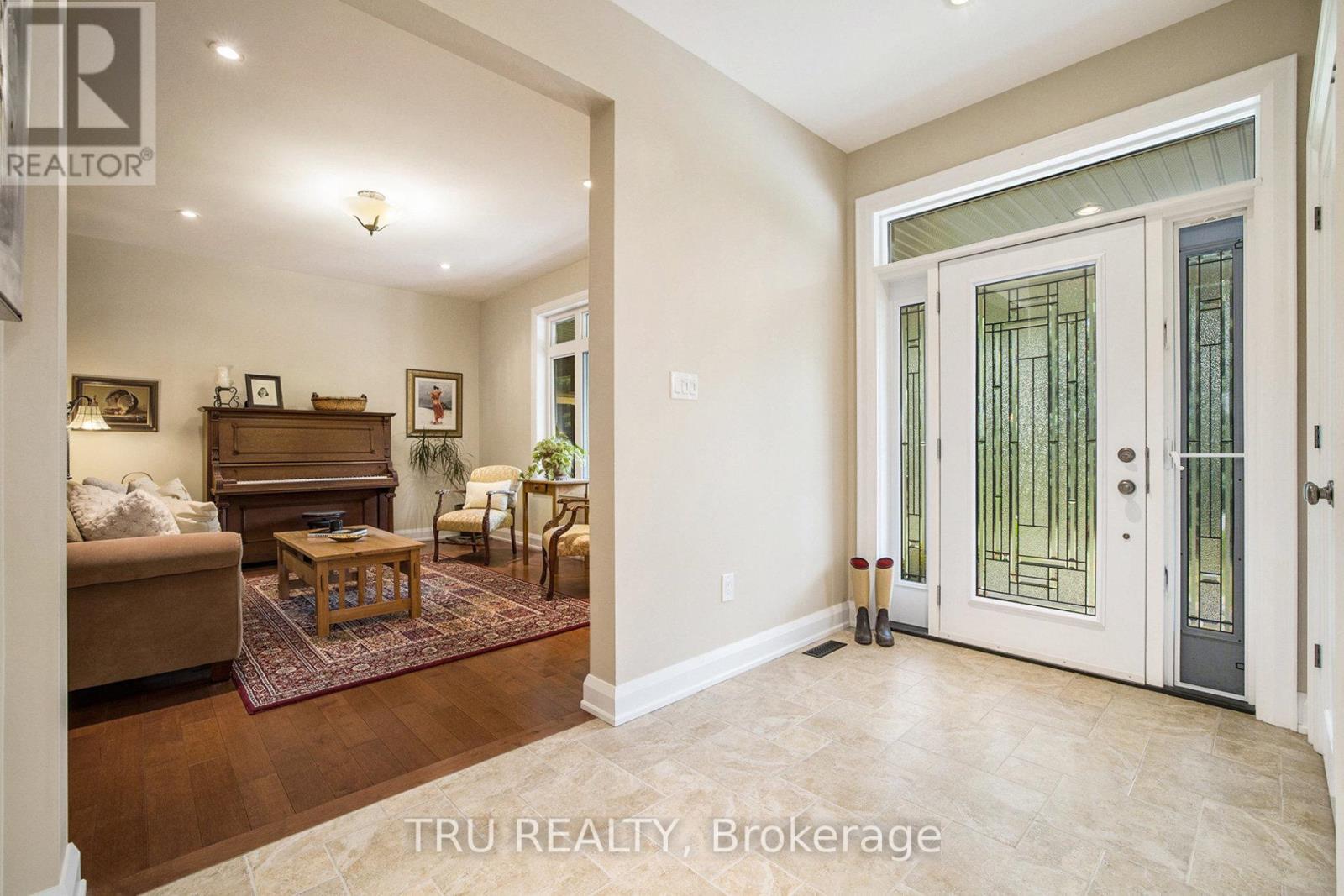 Foyer/Living Room - 2465 Marchurst Road, Ottawa, ON - Indoor
