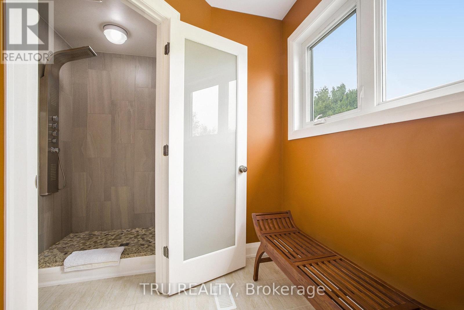 Full Bath - Second Floor - 2465 Marchurst Road, Ottawa, ON - Indoor Photo Showing Other Room