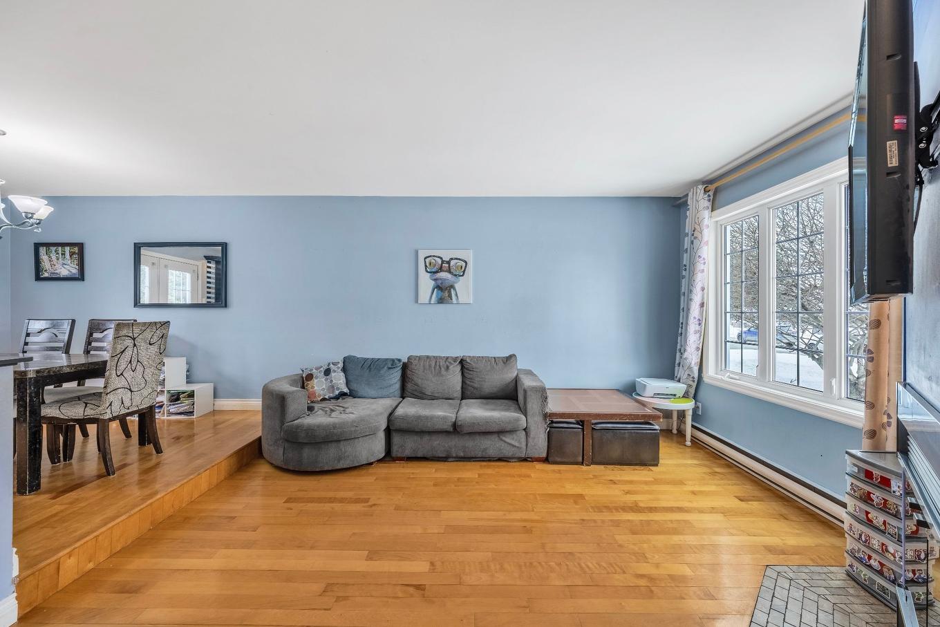 Living room - 1033 15E Avenue, Laval (Fabreville), QC - Indoor Photo Showing Living Room