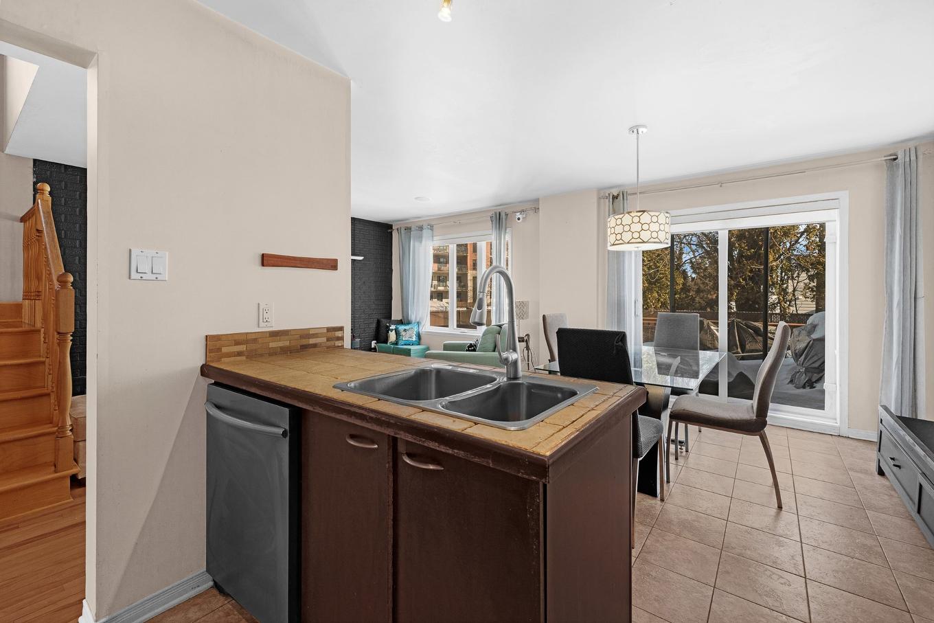 Cuisine - 2070 Rue Des Sarcelles, Vaudreuil-Dorion, QC - Indoor Photo Showing Kitchen With Double Sink