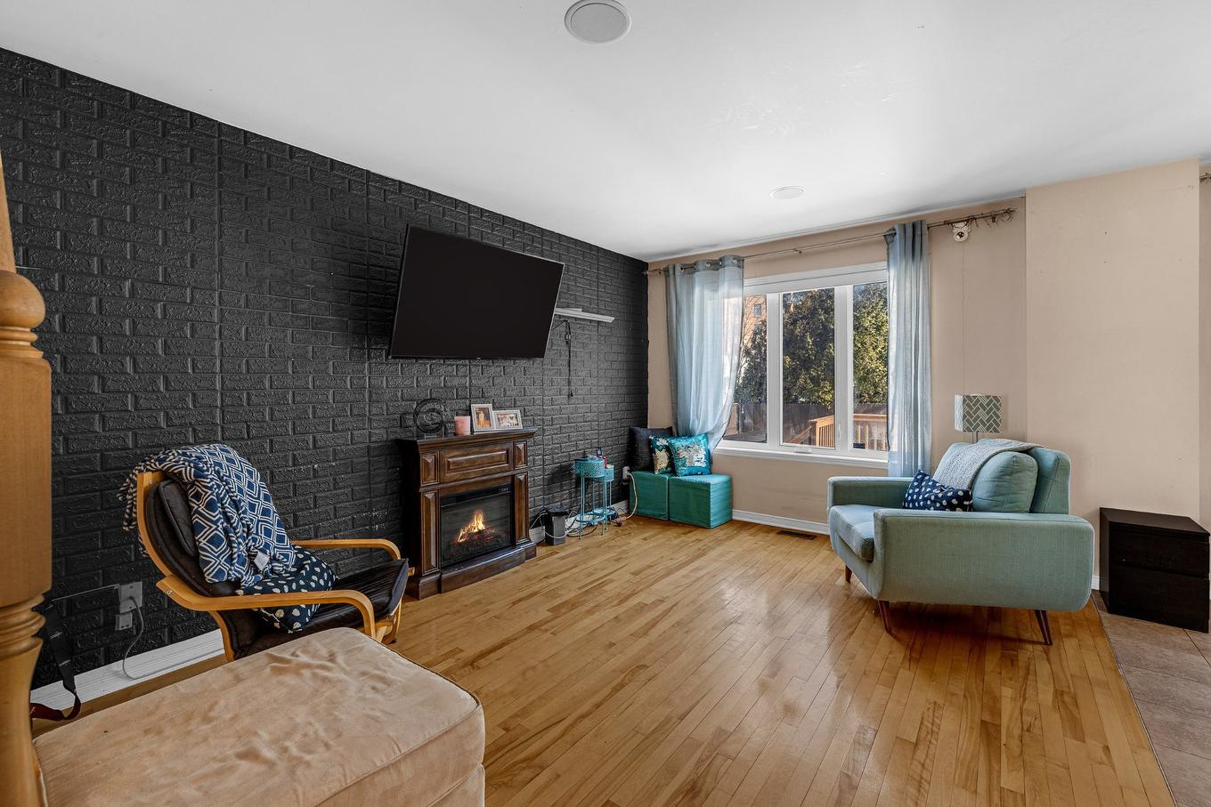 Salon - 2070 Rue Des Sarcelles, Vaudreuil-Dorion, QC - Indoor Photo Showing Living Room With Fireplace