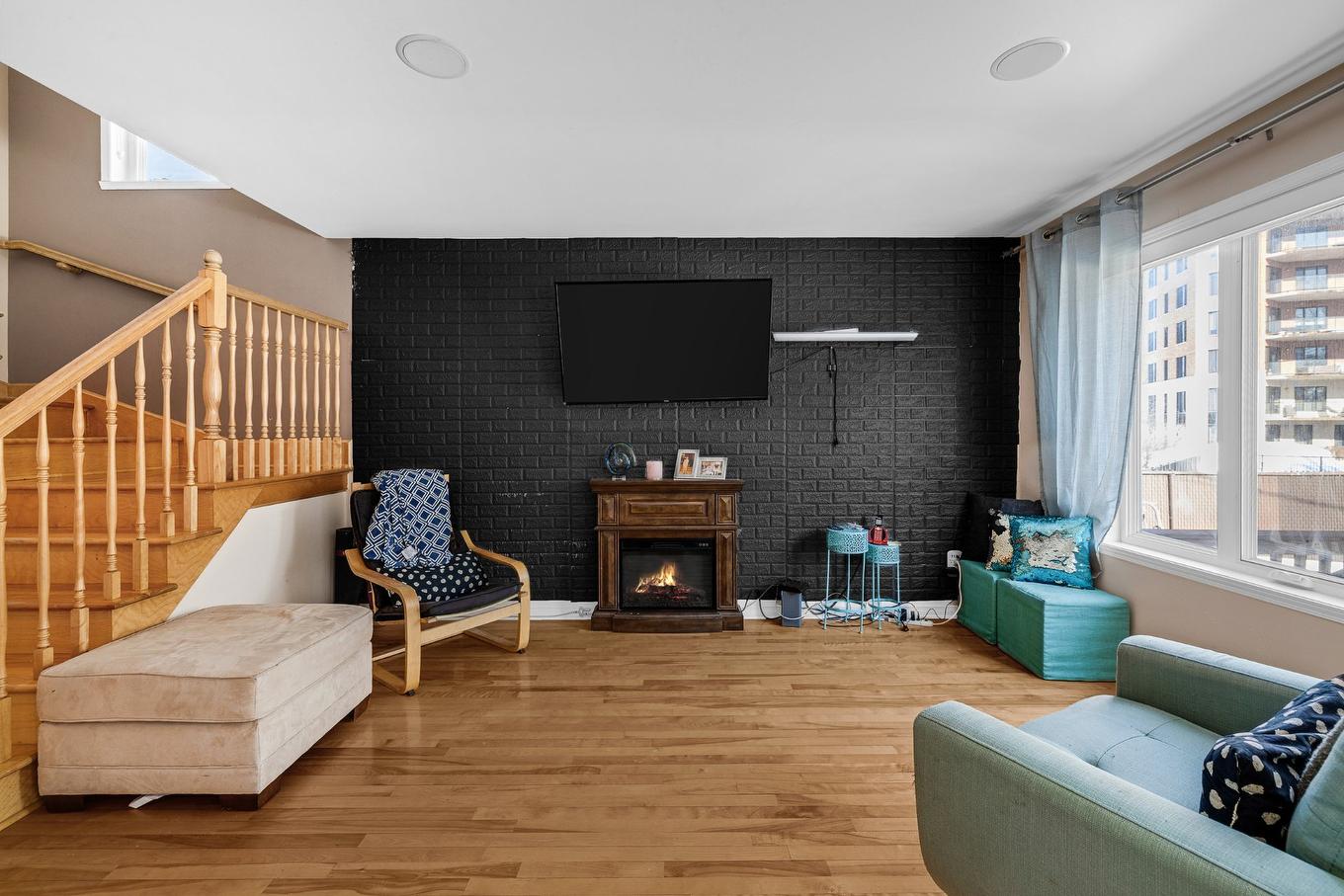 Salon - 2070 Rue Des Sarcelles, Vaudreuil-Dorion, QC - Indoor With Fireplace