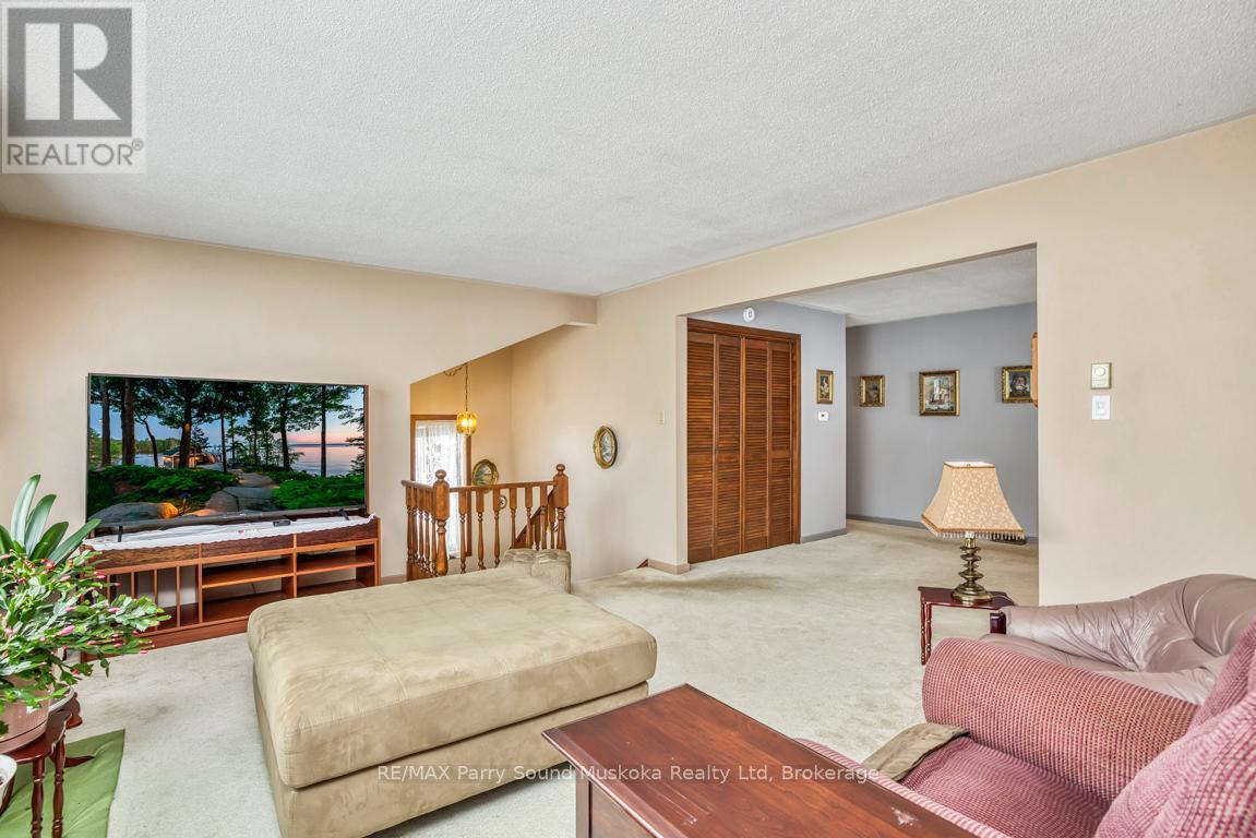 2 Laird Drive, Parry Sound, ON - Indoor Photo Showing Living Room