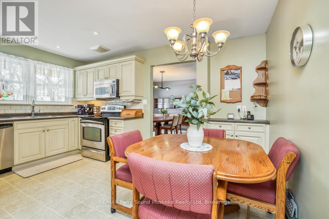 2 Laird Drive, Parry Sound, ON - Indoor Photo Showing Dining Room