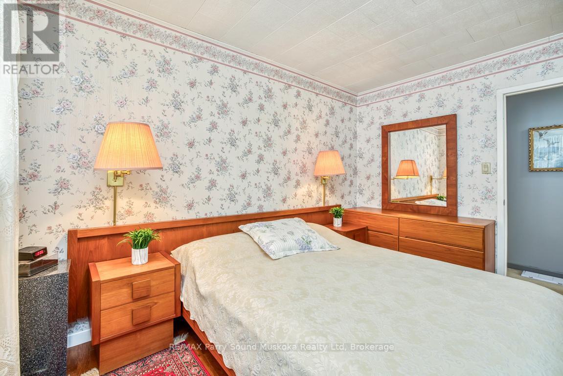 Principal bedroom - 2 Laird Drive, Parry Sound, ON - Indoor Photo Showing Bedroom