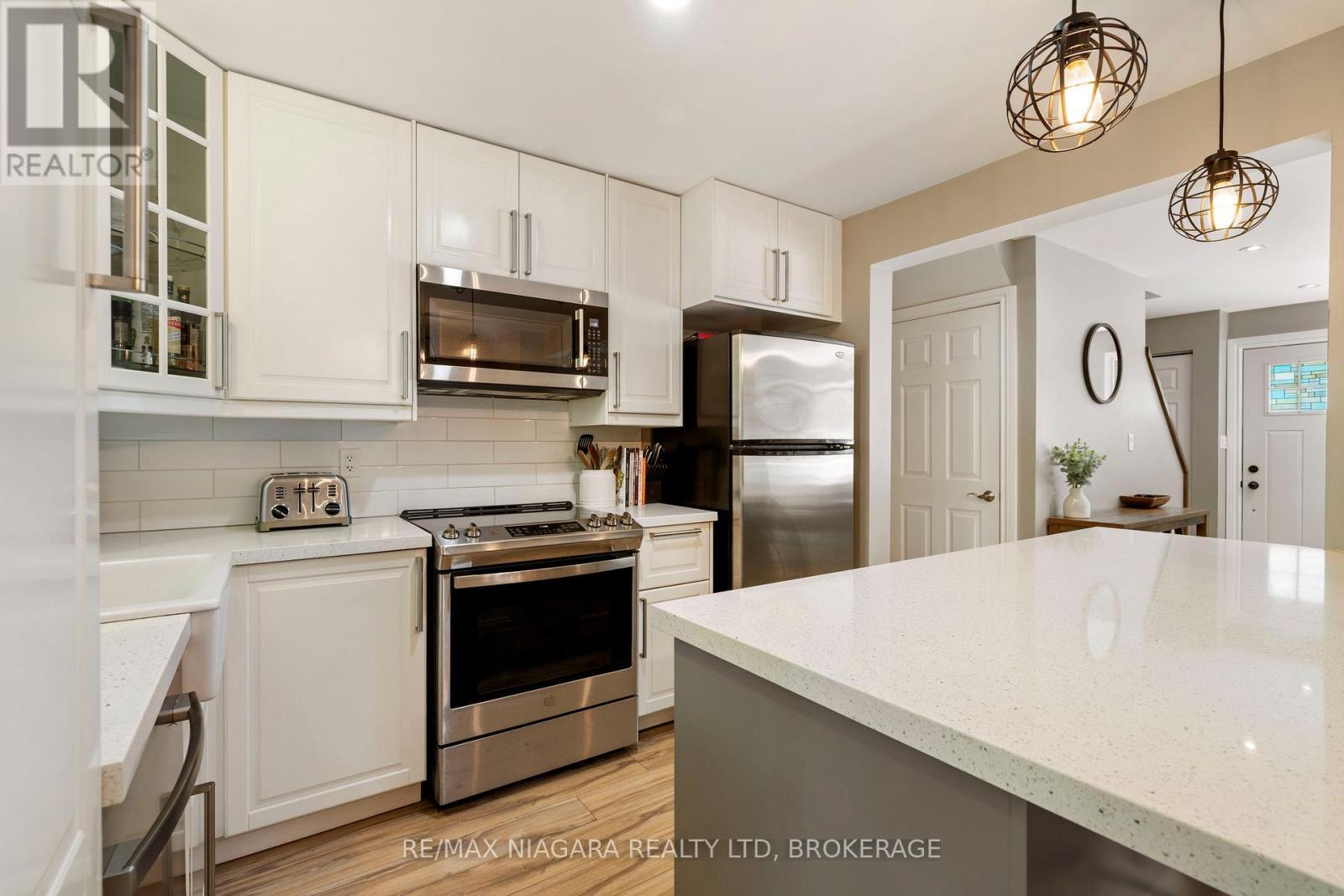 1 Bardadyn Court, St. Catharines (Lakeport), ON - Indoor Photo Showing Kitchen