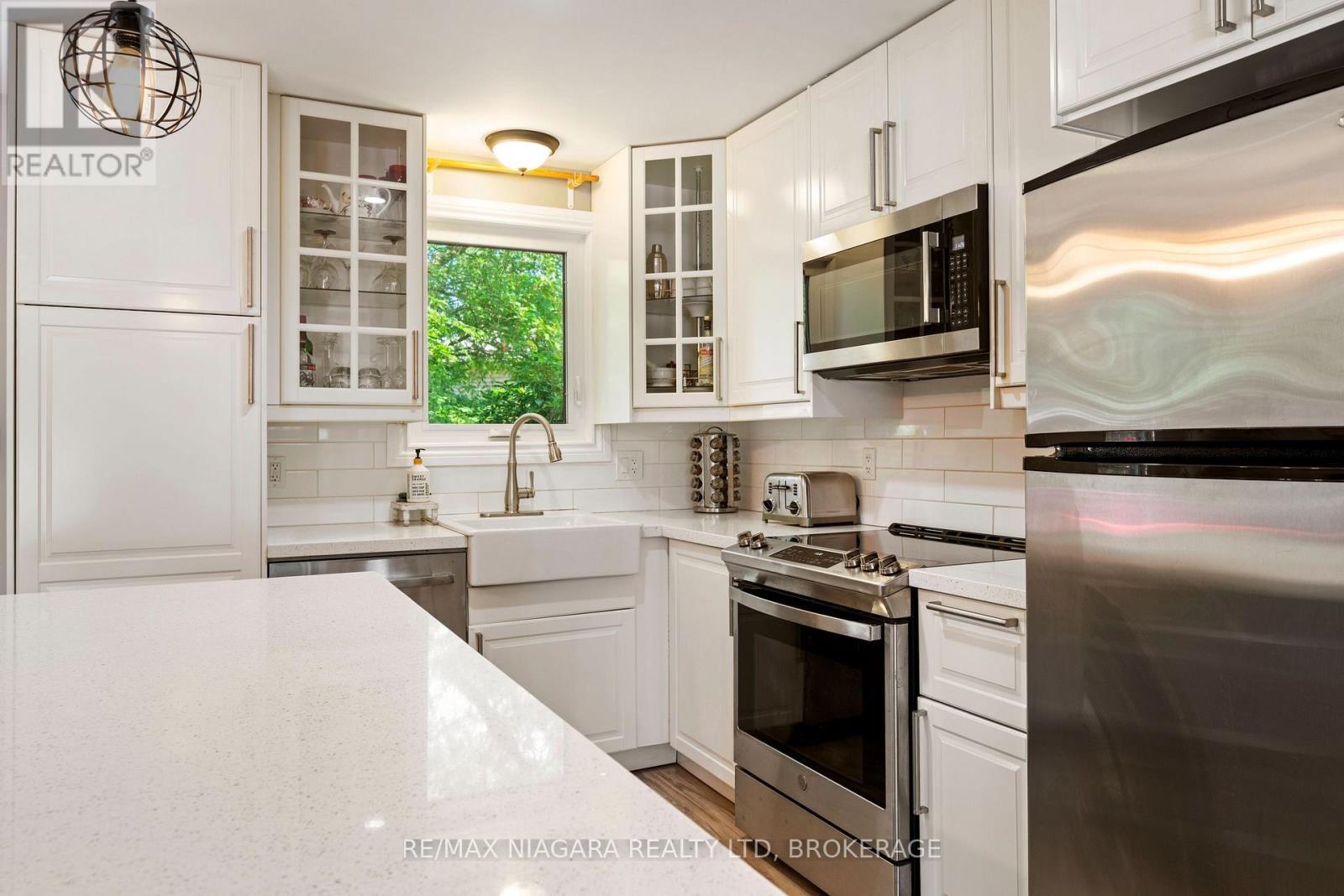 1 Bardadyn Court, St. Catharines (Lakeport), ON - Indoor Photo Showing Kitchen