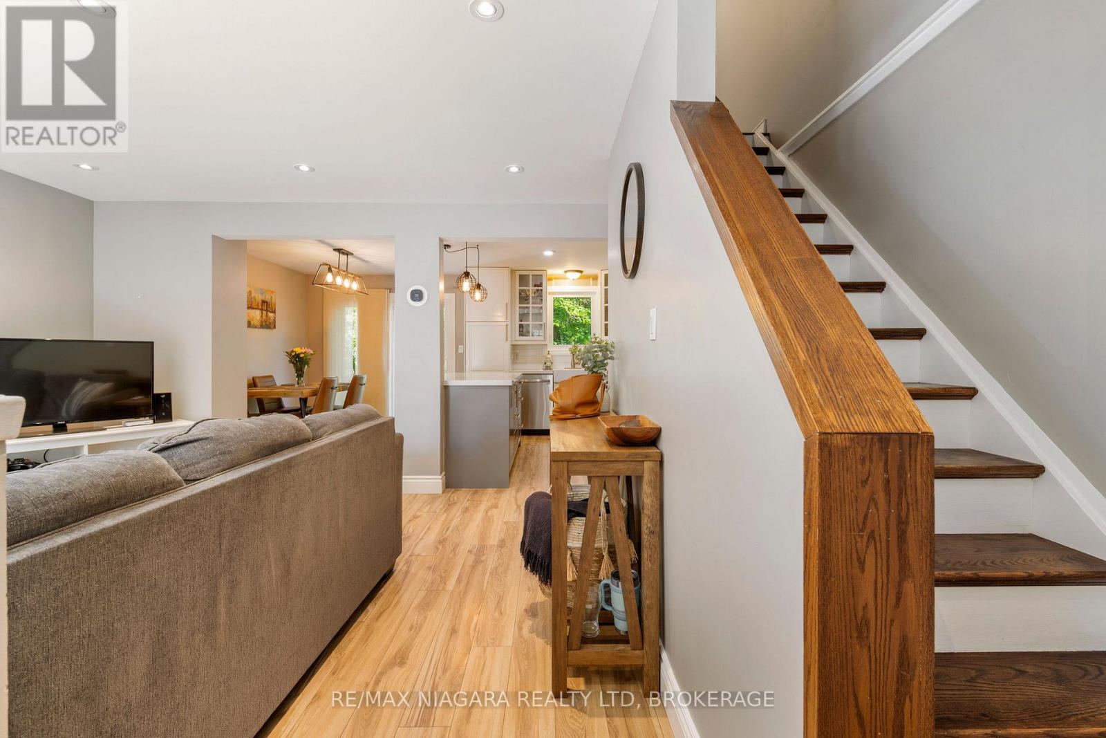 Bright, open concept living area - 1 Bardadyn Court, St. Catharines (Lakeport), ON - Indoor Photo Showing Other Room