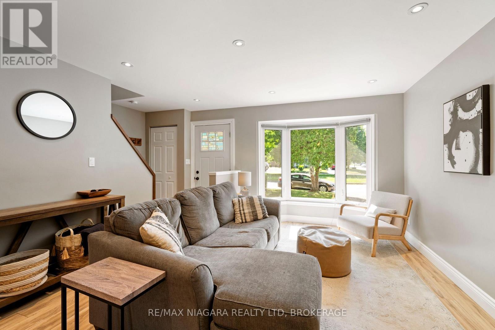 1 Bardadyn Court, St. Catharines (Lakeport), ON - Indoor Photo Showing Living Room