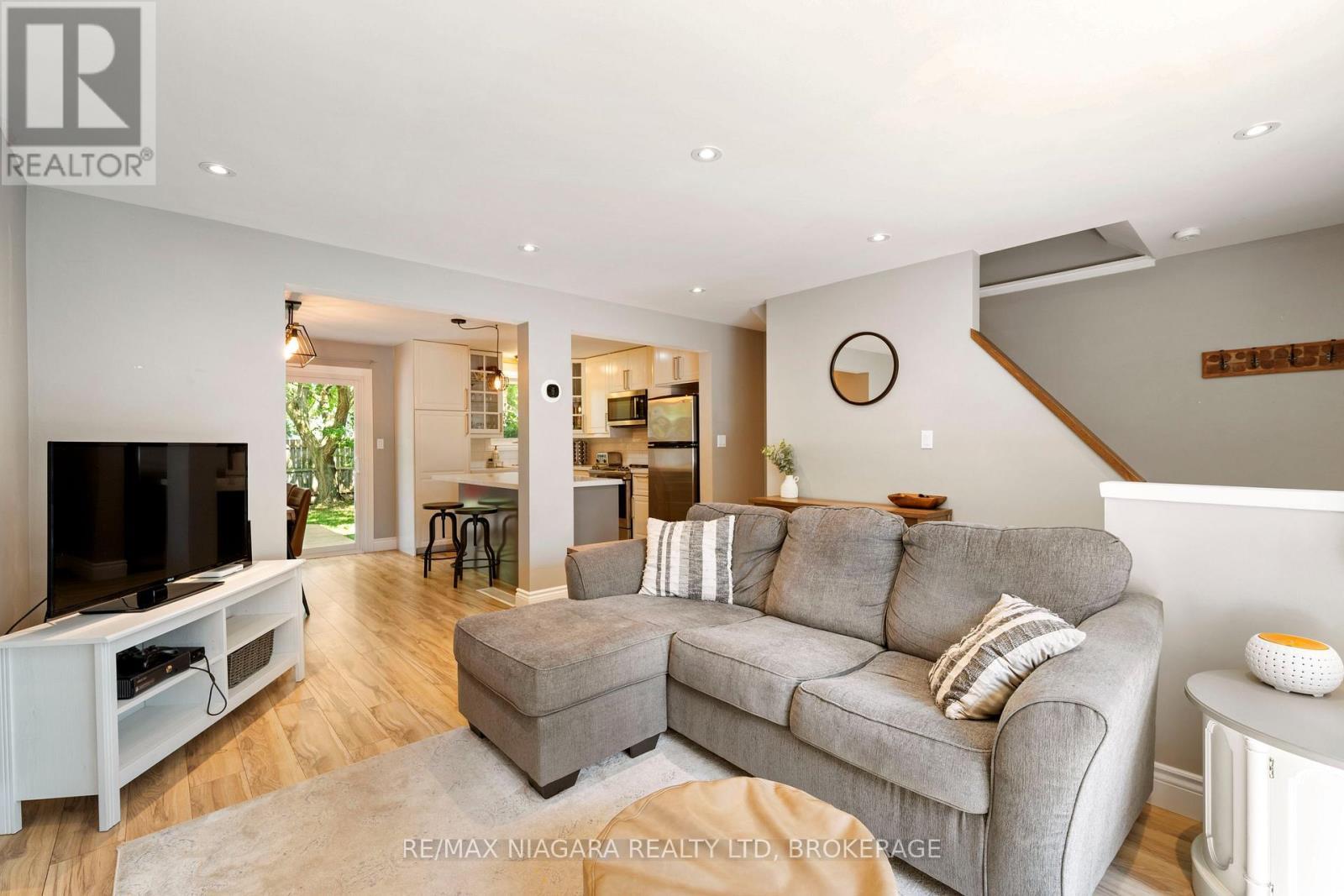 1 Bardadyn Court, St. Catharines (Lakeport), ON - Indoor Photo Showing Living Room